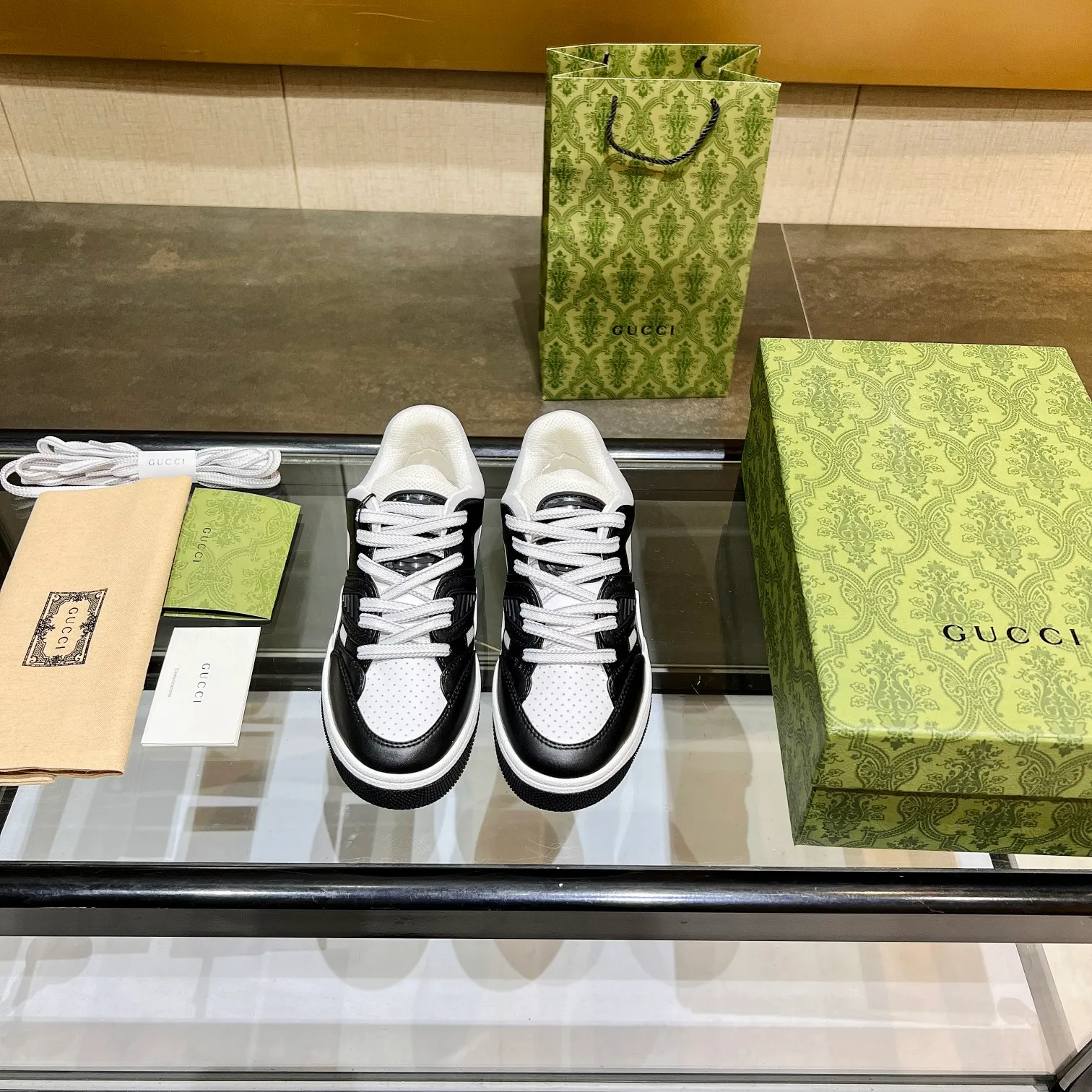 💕💕Factory direct selling price p600💕💕 Men’s size +10 high version, the top version of 2022 Gucci low-top sneakers! The new colors are reproduced one to one. New style for early spring, creating a perfect style💣💣💣street style🔥🔥🔥cool and trendy C-level fashionable outfit with a retro and futuristic feel🌹🌹🌹classic boot shape + British color-blocking design, super eye-catching. Various leather splicing, original reverse mold last type, imported high-end knitting needles showing exquisite texture! Open mold to customize high-density TPU outsole. 15 colors come out first. Size: Female 35-41 Male 39-46